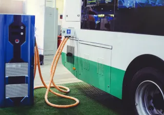 Valokuva latauksessa olevasta bussista